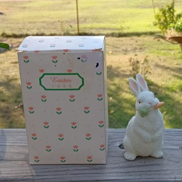1996 Dept 56 Bunny Rabbit Figurine Vintage Easter Carrot Hand Painted - Picture 2 of 4